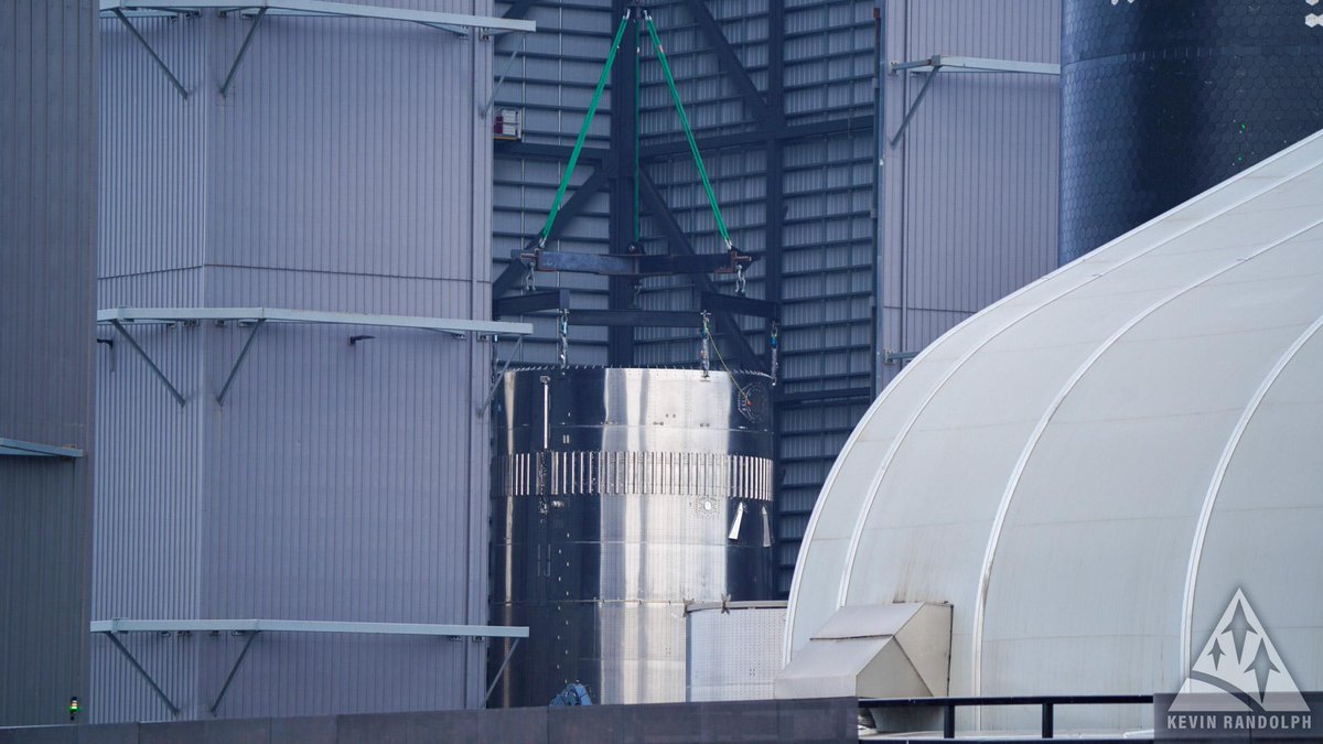 CosmicalChief's tweet photo. B8 common dome (?) this morning connected to lifting rack in the highbay. And again just a few minutes ago. Can't quite make out the label from this distance.
#Starbase #Starship #SpaceX
📸 Me for WAI Media @FelixSchlang https://t.co/H9YOZswdJC