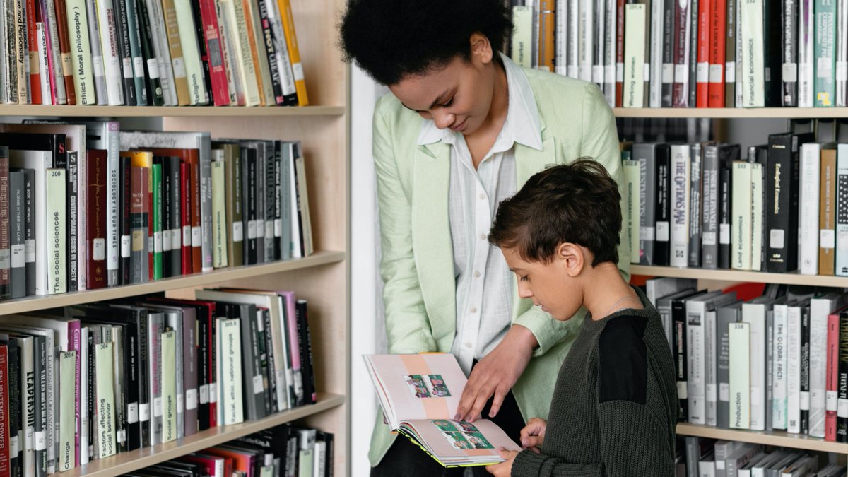 scdiscus's tweet photo. Happy National School Librarian Day! #SchoolLibrarians work hard to nurture the joy of reading and research in their students. Learn about a day in the life of a school librarian on #SCDiscus. #MediaSpecialists https://t.co/8FxEGCPXEx https://t.co/AgMI22WVXv