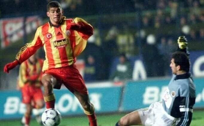 Hatırlayanlar 👇 
Efsane kadromuzda düzenli 11 çıkmasa da 99 sezonunda 12 gol atmayı başarmış fakat tutunamamis forvetimiz