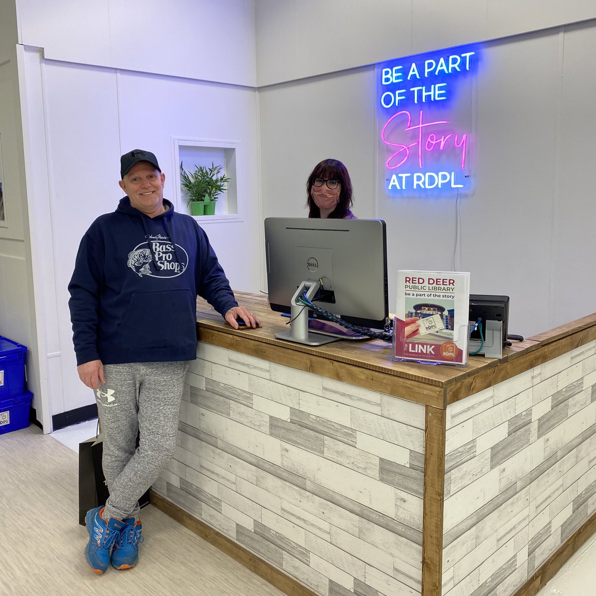 rdpl's tweet photo. We are officially open for business at our @shopbowerplace pop-up location! Pictured here is RDPL staffer, Alyssa, with Craig, who was the first person to sign up for a free library card at our new location!
#reddeer #yqf #beRDPL #librarylove https://t.co/CRAMAr7oph