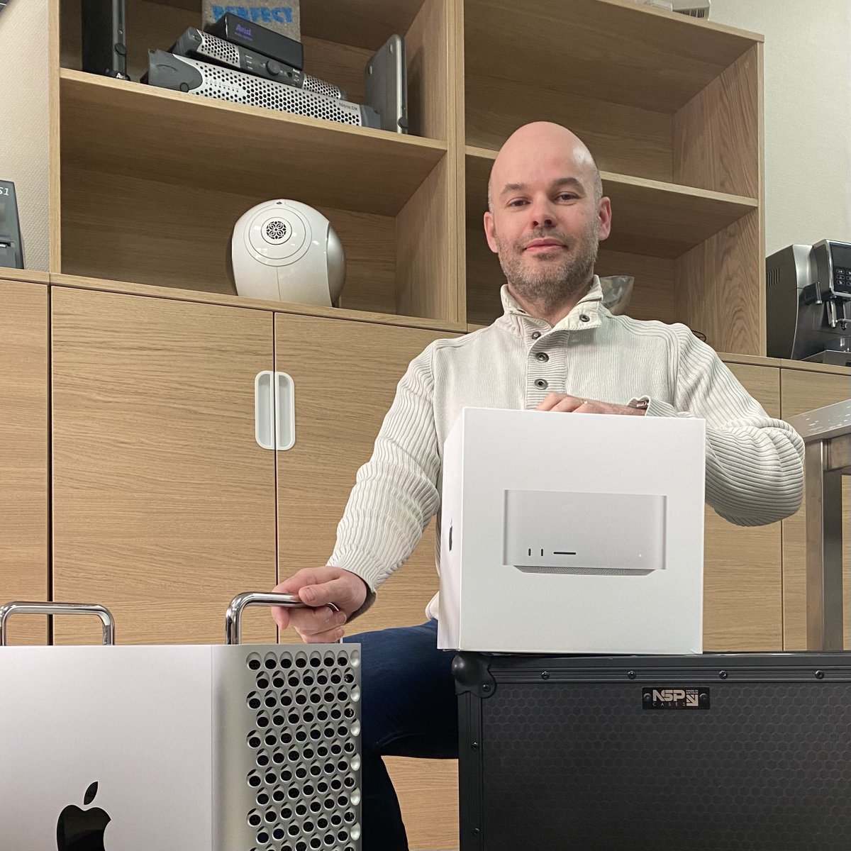 LeMondeDeDayo's tweet image. Voici enfin le tout nouveau MAC STUDIO. Je commence dès demain à tester ce bijou parfaitement taillé pour la post production. Bien plus léger que le MAC PRO, Apple nous régale avec cette machine pensée pour le graphisme, la vidéo, la 3D, etc..  #macstudio #applemacstudio