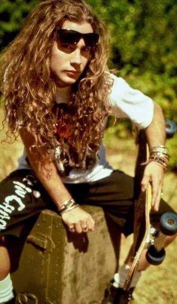 Happy Birthday  MIKE STARR (1966 2011)
Mike era baixista da formação de ouro do Alice In Chains 