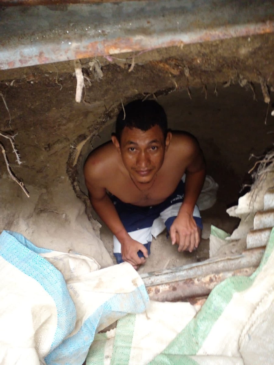 PNCSV's tweet photo. Por el miedo a ser capturado, Edgar Antonio Sigüenza, alias soldado, hizo una cueva para esconderse, en Valle Las Delicias, San Martín.

Fue localizado y capturado por nuestros agentes y en las próximas horas será enviado a un penal, donde pasará los próximos 20 años. https://t.co/bj5aBTLdu2