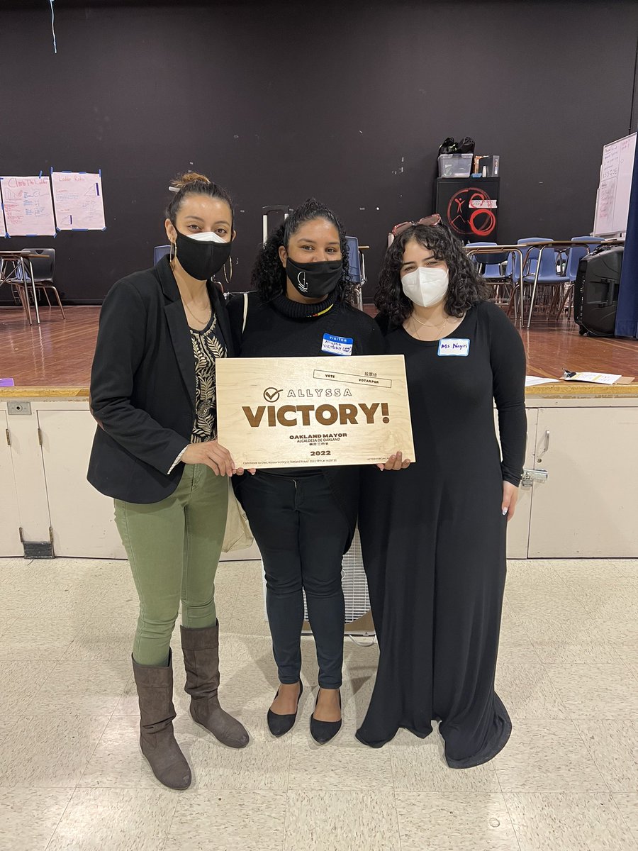 Victory4Oakland's tweet photo. Thank you Rudsdale High for inviting me back to your career day. I ran into so many amazing comrades and loved meeting more Oaklanders.
#VictoryforOakland #Victoryforstudents #Victoryforeducators https://t.co/2ufArZHOGI