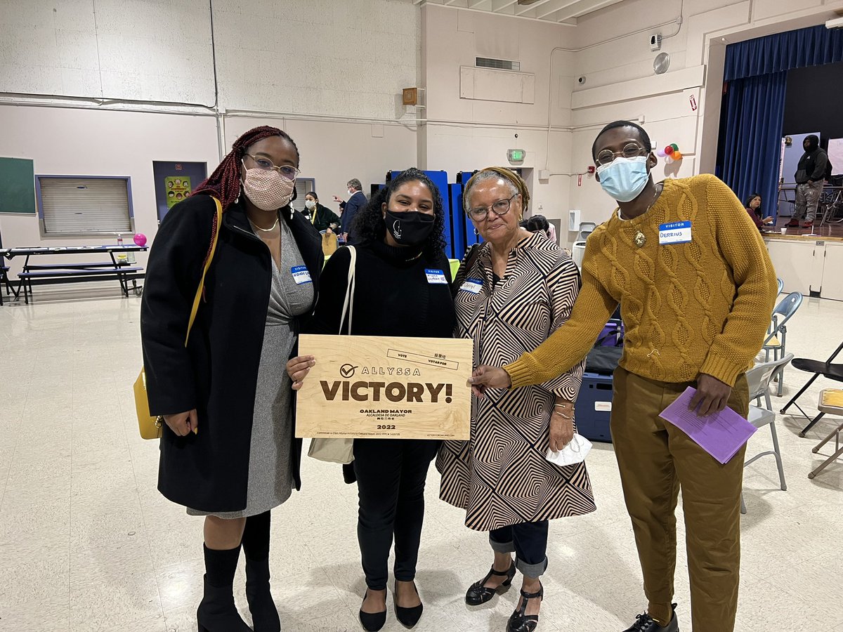 Victory4Oakland's tweet photo. Thank you Rudsdale High for inviting me back to your career day. I ran into so many amazing comrades and loved meeting more Oaklanders.
#VictoryforOakland #Victoryforstudents #Victoryforeducators https://t.co/2ufArZHOGI