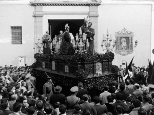 SsantaDatos's tweet photo. #Dato 

Finalmente, y tras intentar salir varios años con sus titulares, la @Hdad_Redencion   realizó su primera salida penitencial el Lunes Santo de 1959 desde la Iglesia de la Misericordia, sólo con la imagen del Señor y una corporación de 82 nazarenos. 

📸Archivo Hermandad https://t.co/t4bMIp3LmJ