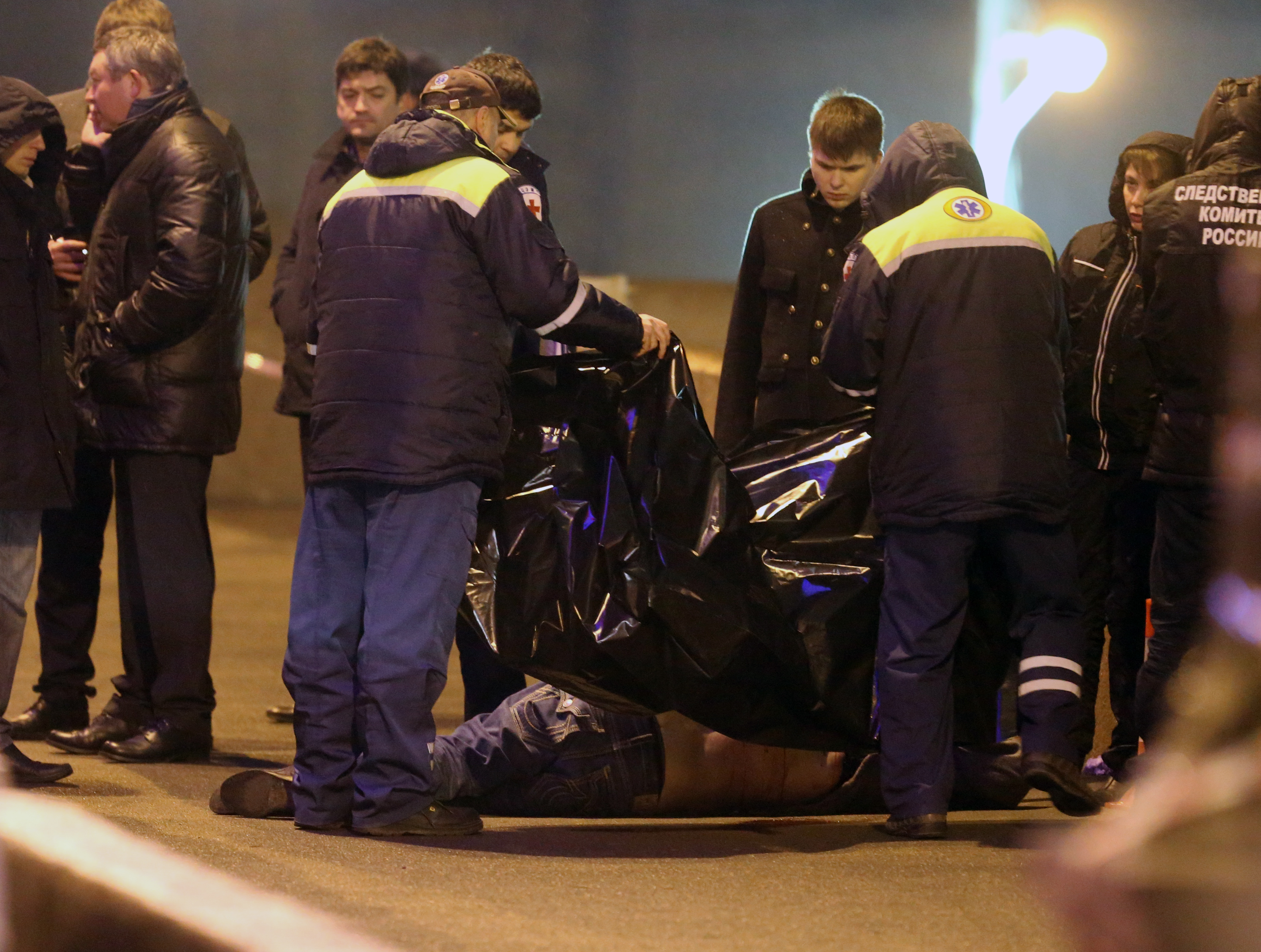 Немцов борис мемориал мемориал на мосту. Антоновский мост херсонская область. Черный октябрь 1993 останкино. Расстрел моста. Мост в киеве взорвали.