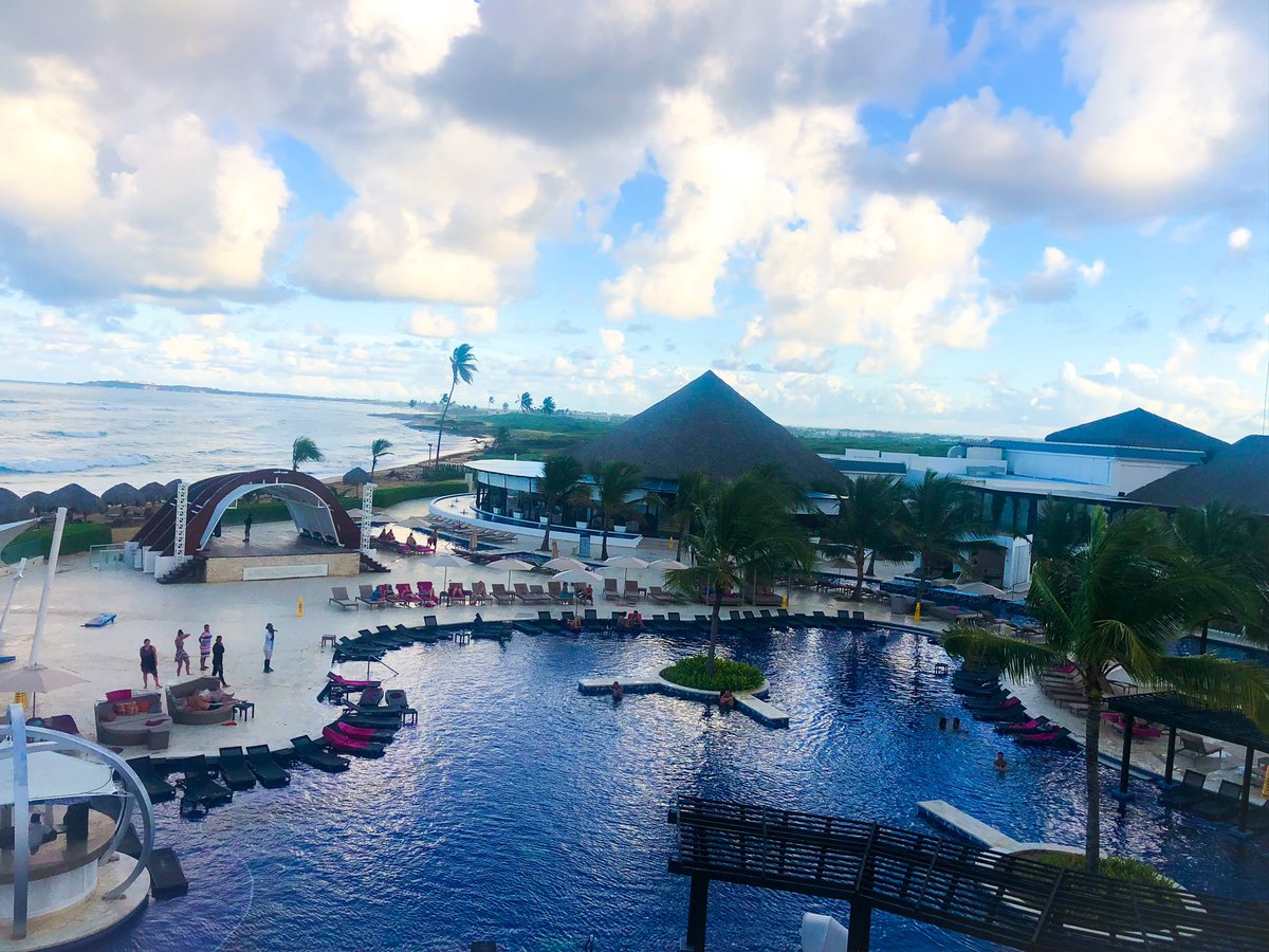 Elev8Nft's tweet photo. Co-founders @indigogrrrl &amp; @CryptoYogi44 have been hosting wellness retreats 🌴 since 2017. The goddess energy was so magical on our trip to Punta Cana in 2019.🌺

Come make memories with us, won’t you?✨

It starts with our Star List!

#Retreat 
#wellnessjourney 
#NFTfamily https://t.co/oNauRq99yE