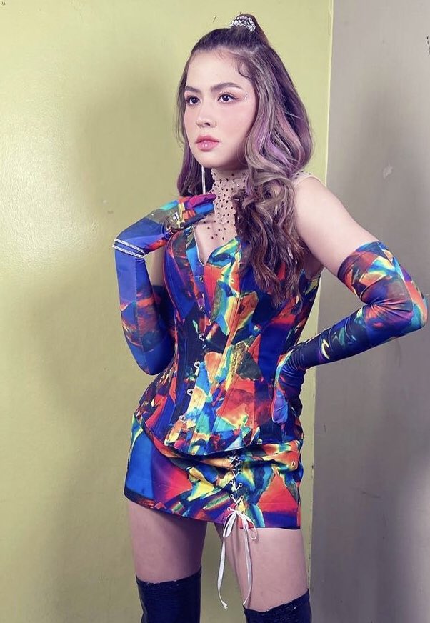 MissJen0923's tweet photo. So ito pala ang original na damit para sa outfit ni Lex sa  Fancon grabe ang ganda talaga!!! pero bakit nka close na nung sinuot ni lex at nag iba na ang style? 

Hmmm….. bakit kaya?😁🙈🤍

#KDLex 
#KDEstrada
#AlexaIlacad 
#RunToMe https://t.co/GCwDNZuJqL