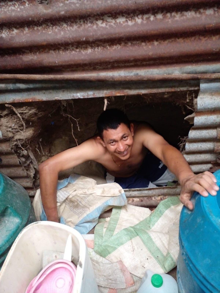 Azul_jaguar1's tweet photo. Localizamos a un miembro de pandillas que se ocultaba en un agujero de la Comunidad Valle las Delicias de San Martin.

Estos agujeros en el tiempo de la guerra eran llamados Tatú, donde se refugiaban los del FMLN. https://t.co/WEcuatjJ8i
