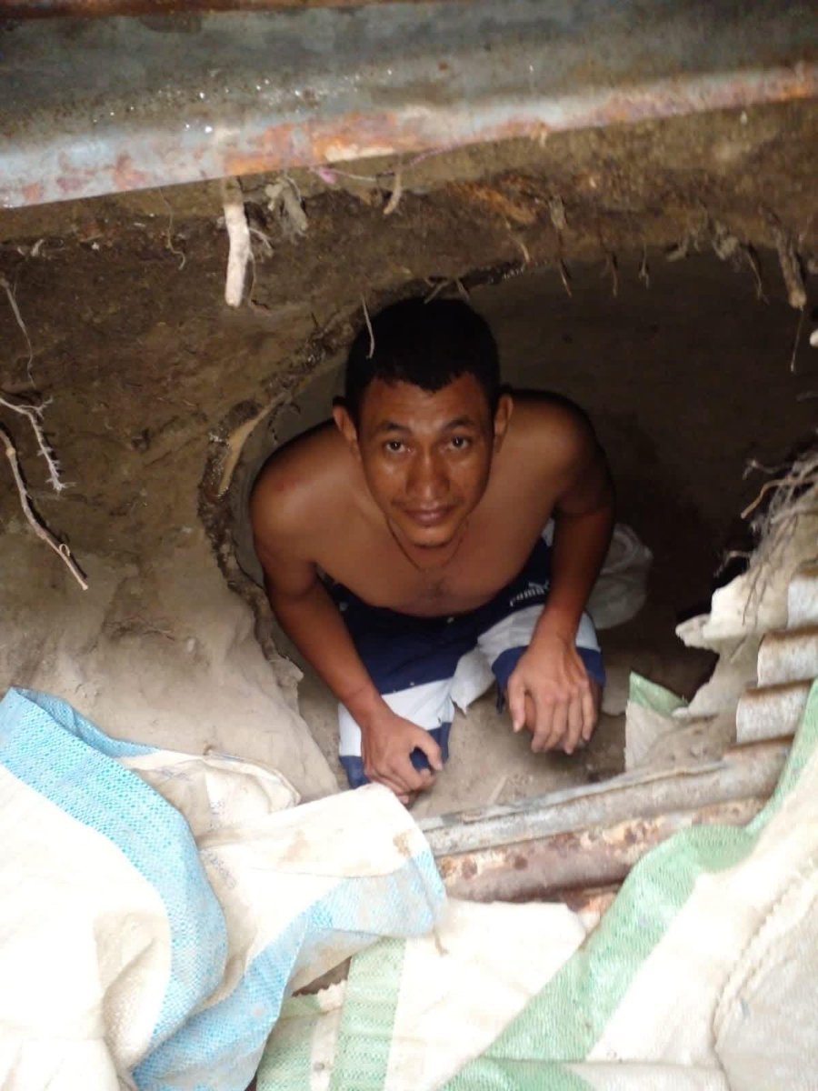 Azul_jaguar1's tweet photo. Localizamos a un miembro de pandillas que se ocultaba en un agujero de la Comunidad Valle las Delicias de San Martin.

Estos agujeros en el tiempo de la guerra eran llamados Tatú, donde se refugiaban los del FMLN. https://t.co/WEcuatjJ8i