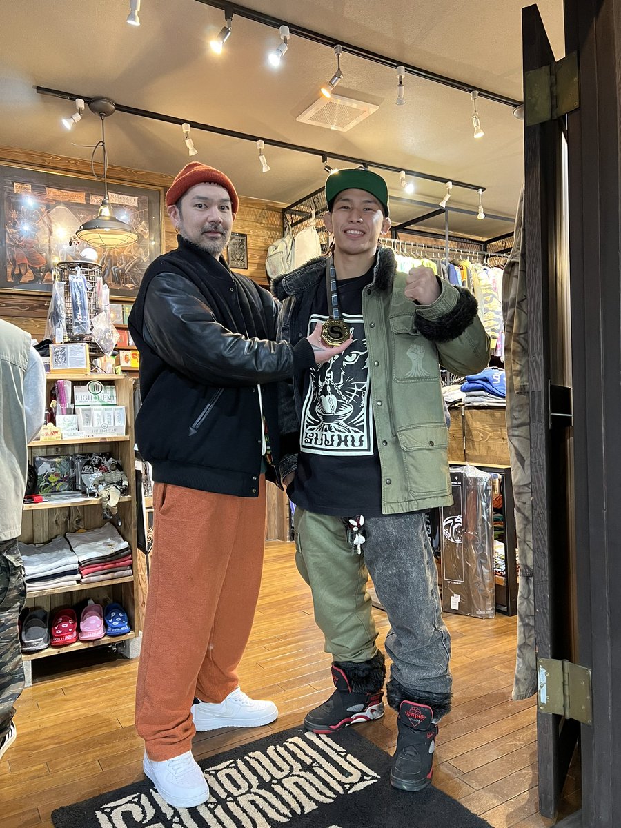 rairai_takumi's tweet photo. ずっと応援してくれているスルクカフェへ❗️
やっと修斗での勝利報告出来ました🔥
次は極めるか倒すかしてきます!!
#shooto
#shooto0403
#surku
#surkucafe https://t.co/v6iJZZP1v2
