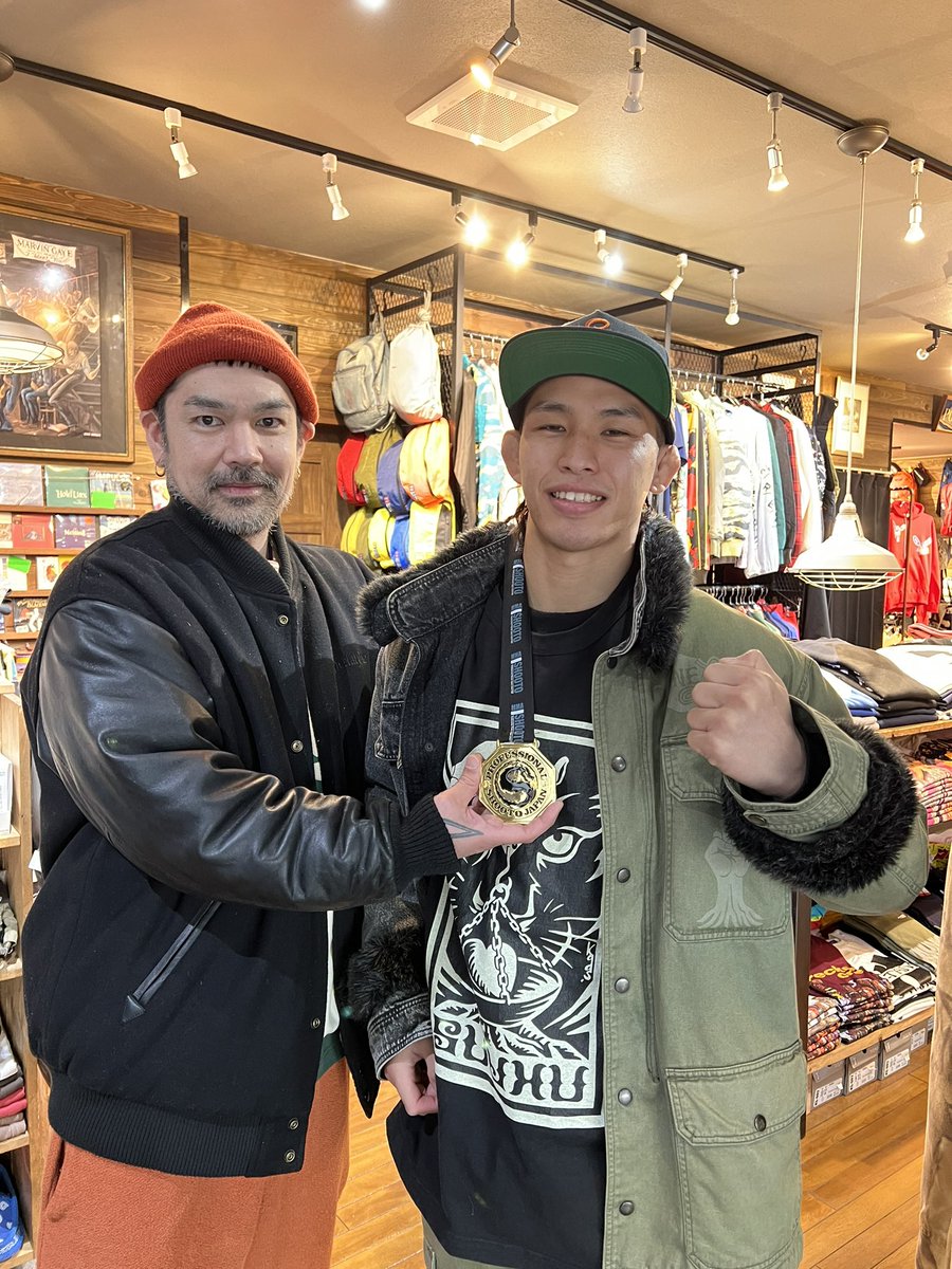 rairai_takumi's tweet photo. ずっと応援してくれているスルクカフェへ❗️
やっと修斗での勝利報告出来ました🔥
次は極めるか倒すかしてきます!!
#shooto
#shooto0403
#surku
#surkucafe https://t.co/v6iJZZP1v2