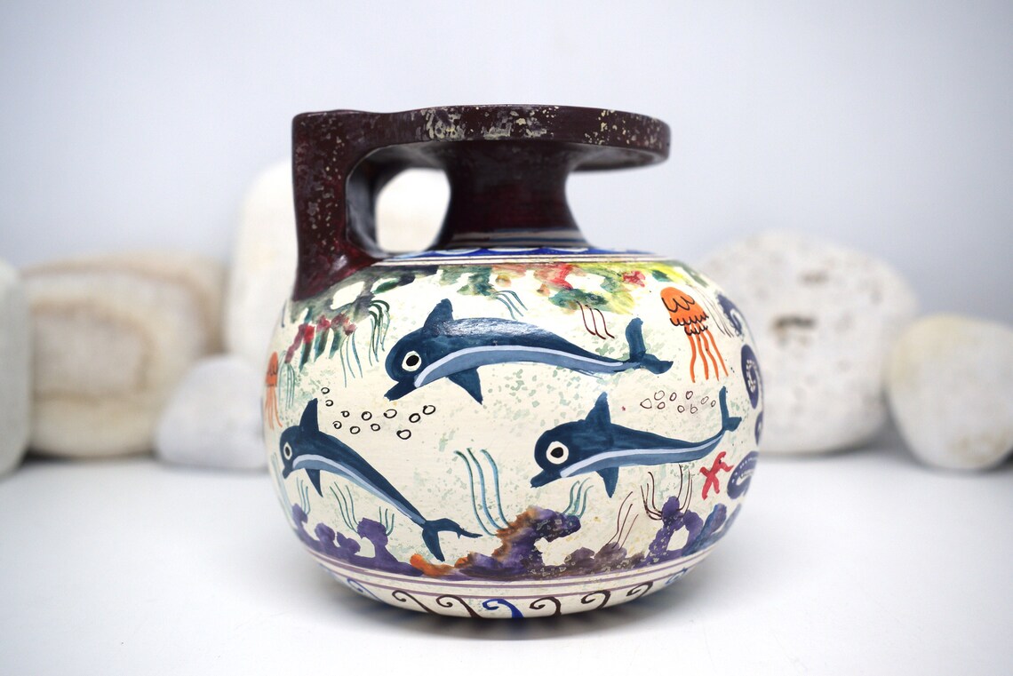 AcropolisGall's tweet photo. ✨Come check our collection vase of the #Minoan Pottery 🐬🐙🐠inspired by the #AegeanSea adorned with colourful dolphins (symbol of Harmony), octopus, coral and fish.
🏛 https://t.co/qA9O65v8AN 👈
#greece #greeksouvenir #ancientgreece #greekvase https://t.co/97pC0AtpGF