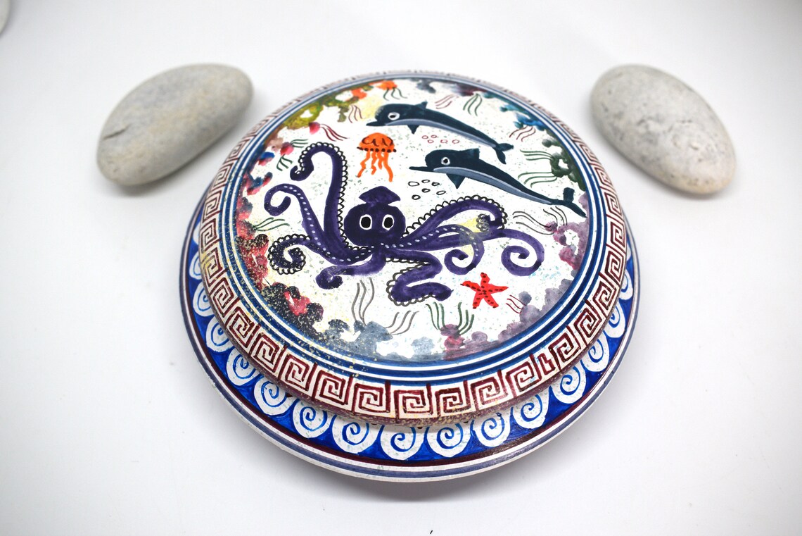 AcropolisGall's tweet photo. ✨Come check our collection vase of the #Minoan Pottery 🐬🐙🐠inspired by the #AegeanSea adorned with colourful dolphins (symbol of Harmony), octopus, coral and fish.
🏛 https://t.co/qA9O65v8AN 👈
#greece #greeksouvenir #ancientgreece #greekvase https://t.co/97pC0AtpGF