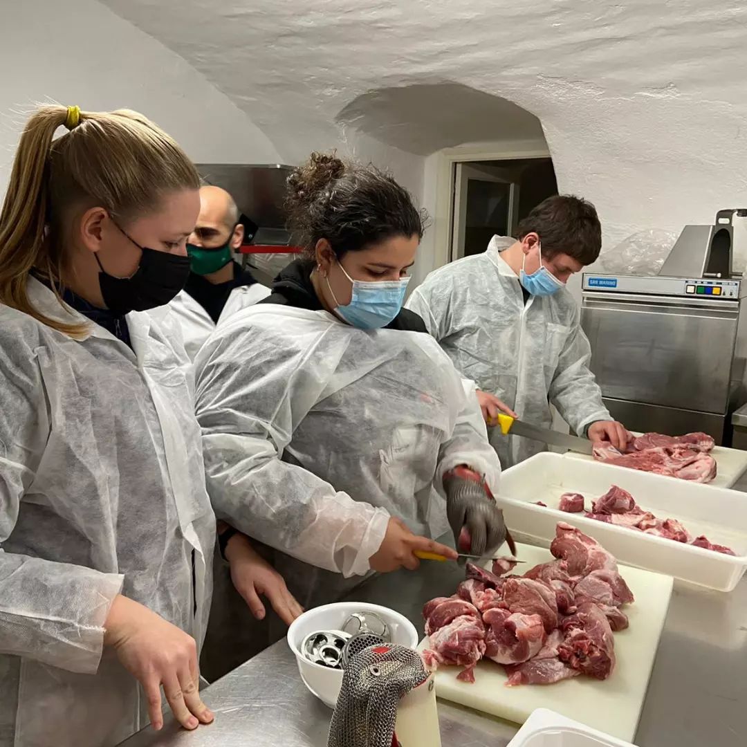 eaemporda's tweet image. Fa uns dies vam rebre la visita de l'alumnat de 1r del #CFGS de l'@eavallfogona.

🐄🥛Van fer un taller d'elaboració de productes carnis, van visitar l'explotació #EVAM d'@irtacat i van viure l'#ExperiènciaAPROP de @lletnostra.

Moltes gràcies per la visita! #EAEmpordà