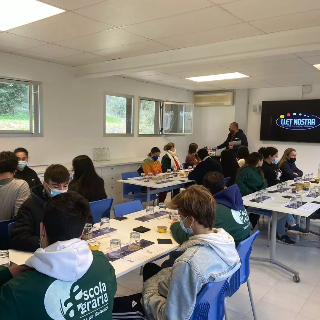 eaemporda's tweet image. Fa uns dies vam rebre la visita de l'alumnat de 1r del #CFGS de l'@eavallfogona.

🐄🥛Van fer un taller d'elaboració de productes carnis, van visitar l'explotació #EVAM d'@irtacat i van viure l'#ExperiènciaAPROP de @lletnostra.

Moltes gràcies per la visita! #EAEmpordà