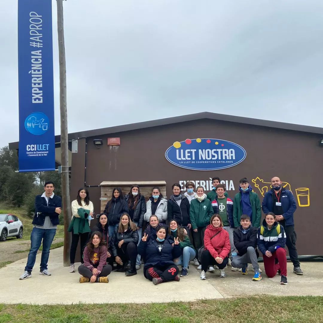 eaemporda's tweet image. Fa uns dies vam rebre la visita de l'alumnat de 1r del #CFGS de l'@eavallfogona.

🐄🥛Van fer un taller d'elaboració de productes carnis, van visitar l'explotació #EVAM d'@irtacat i van viure l'#ExperiènciaAPROP de @lletnostra.

Moltes gràcies per la visita! #EAEmpordà