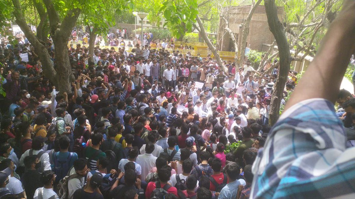 theonewhosees15's tweet photo. Students gathered. Students protested. Students got mishandled by the police. All of this for what? Are peaceful protests a crime now? Can't DU hear the cries of hundreds of students? 
@dpradhanbjp @DelhiPolice @msisodia @ArvindKejriwal @PMOIndia @aisa_delhi @SfiDelhi @DUABVP https://t.co/1wueCDQINj