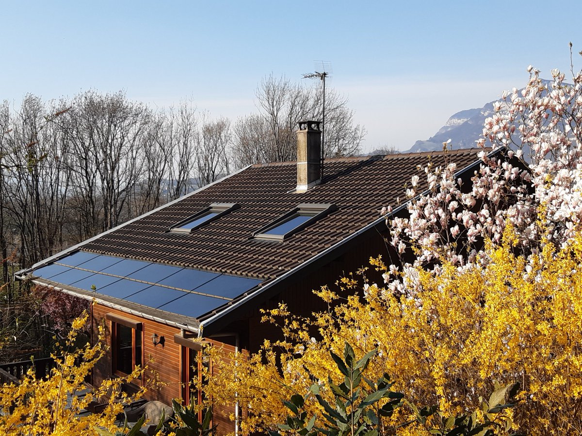 pmalbranche's tweet image. Les solutions sont là, un ex/jour: toiture solaire au printemps. Elles réduisent notre consommation, alimentent nos pompes à chaleur ou nos véhicules, donc économisent les fossiles gaz ou pétrole. 
Solidarité avec l&apos;Ukraine #BIPV 
 #StandWithUkraine️ #SolarIsOurSolution #Solaire