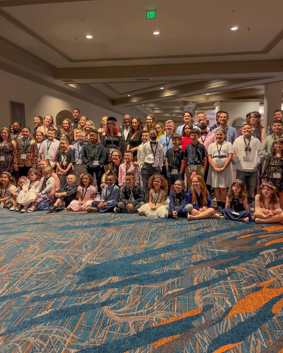 CherylBurke's tweet photo. I had the incredible opportunity to host @runwaytohope's 10th Annaul Spring Soirée this weekend. I had such a wonderful time meeting the kids. I'm so inspired by their strength and spirit. Thank you @MarkNeJame & @josienejame for having me!
#kidsfightingcancer #runwaytohope https://t.co/MJj6FKETzJ