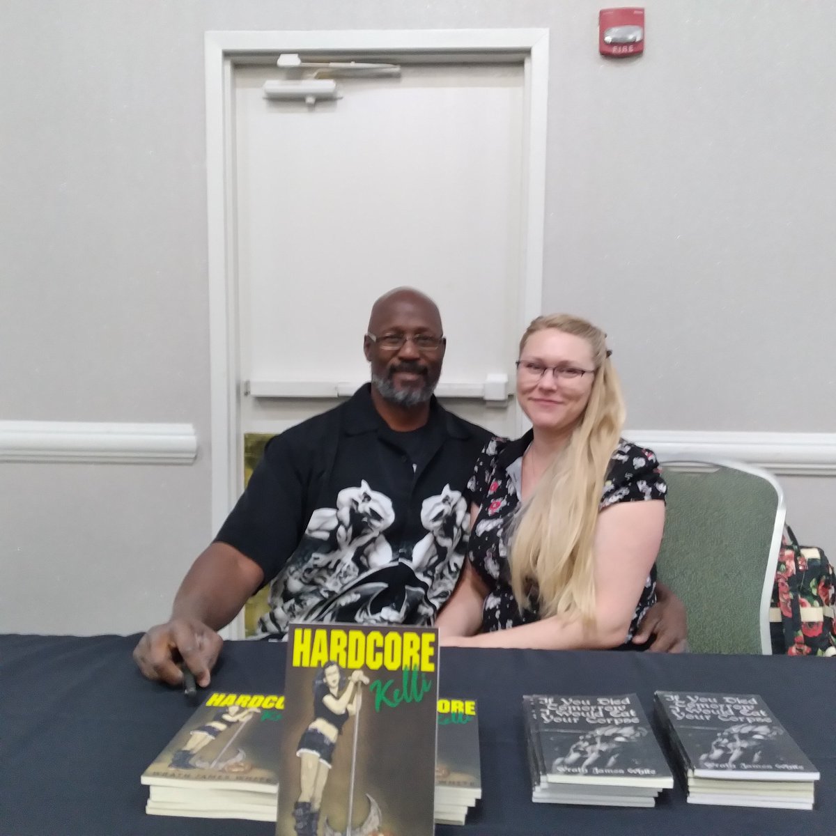 WrathJW's tweet photo. Had a great time @ScaresThatCare AuthorCon. It was Cupcake's firsr time meeting all my crazy writer friends. Now she believes me when I explain my weird ideas and behavior with "It's a writer thang!" https://t.co/iM2nbKgRgQ
