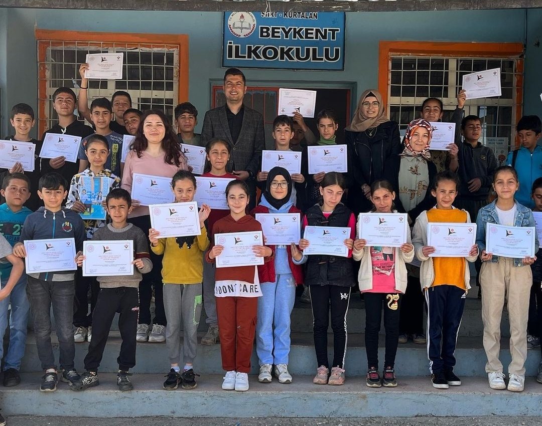 Tübitak 4006 Bilim Fuarında görevli öğrencilerimiz katılım belgelerini aldı. 🎉🎊🥳
Emeği geçen herkese teşekkür ederiz. 💐
<a href="/mem_siirt/">Siirt İl Millî Eğitim Müdürlüğü</a>
<a href="/siirtmemarge/">SİİRT / M.E.M. / AR-GE</a> 
<a href="/KurtalanMem/">Kurtalan İlçe Milli Eğitim Müdürlüğü</a>
<a href="/faypol56/">Faysal POLAT</a>
<a href="/GokhannCicek/">Gökhan Çiçek</a>
<a href="/fendefterim/">Fen Defterim</a>