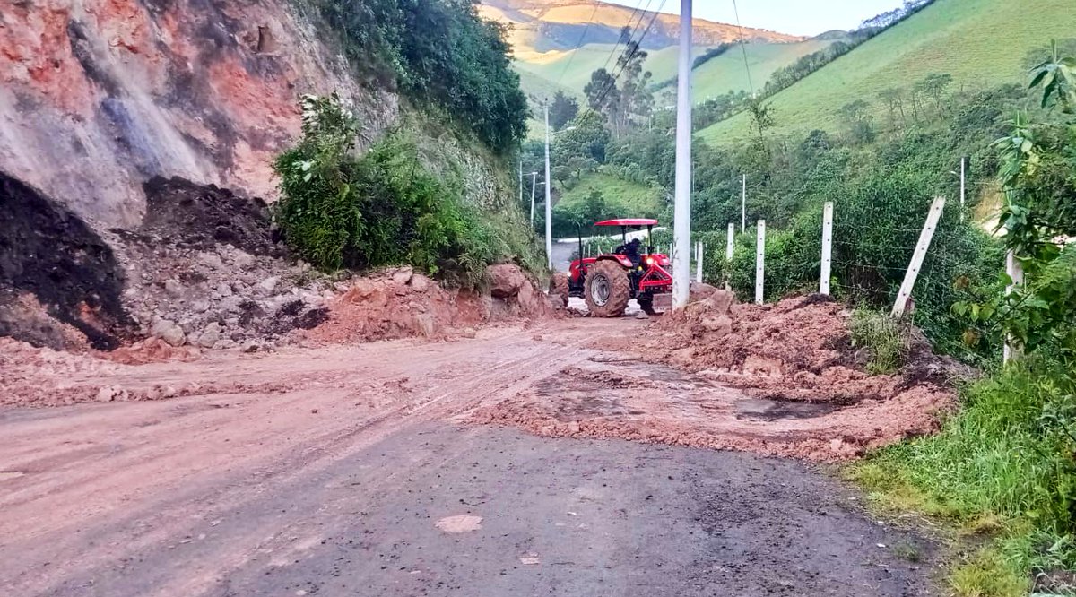 PichinchaGob's tweet photo. #Atención | Al momento la vía Nono - Quito se encuentra totalmente habilitada, luego de que nuestro personal y maquinaria culminaron los trabajos de limpieza de un deslizamiento registrado en el km 8, debido a las fuertes lluvias. 

🚗 Conduzca con precaución. https://t.co/CfYfzCUJ36