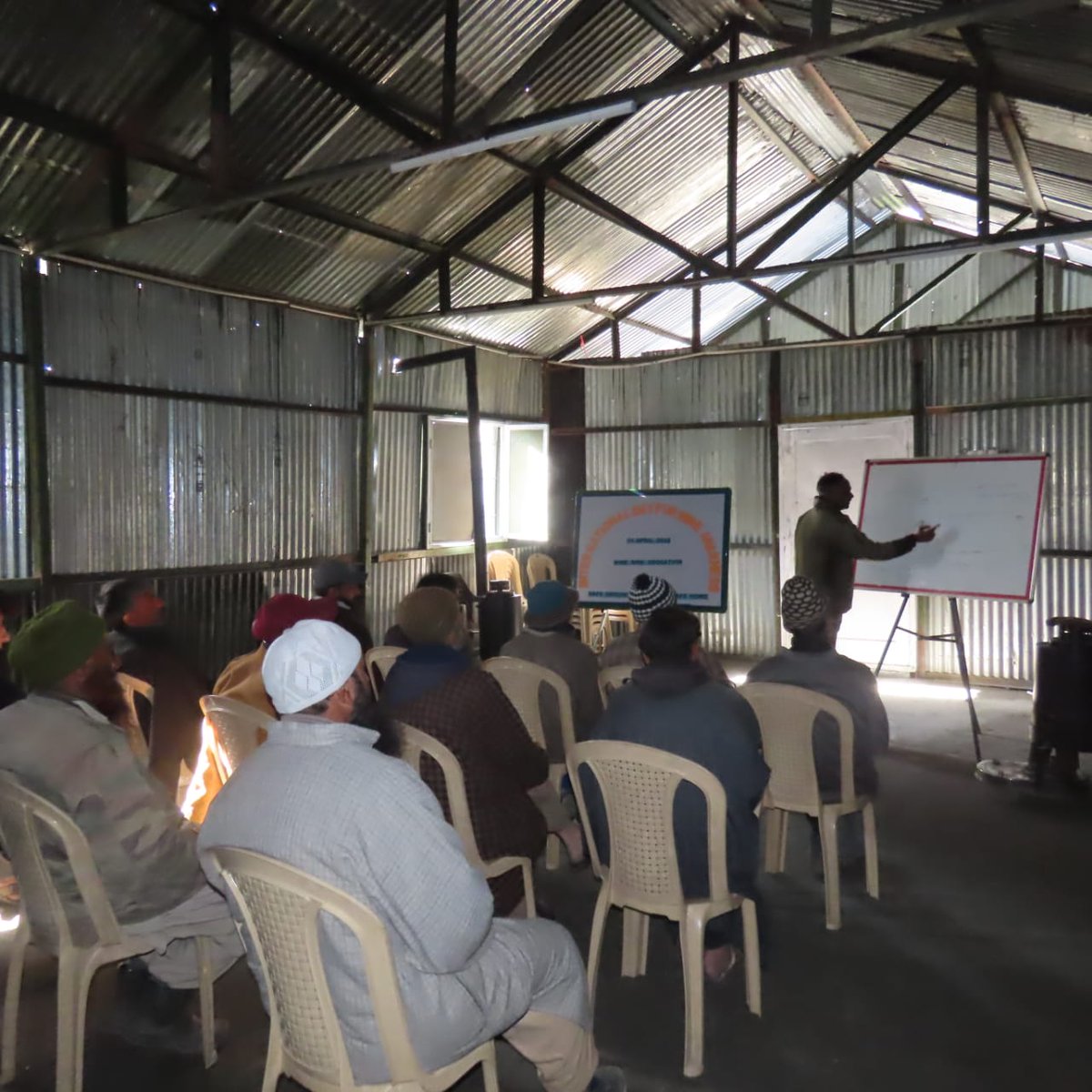 bahisht_kgali's tweet photo. On the occasion of #InternationalMineAwarenessDay locals of #Tulail were educated by #INDIANARMY @gijojoseph1982 @guptapranil @danishnaseer414 @LoneSulaiman786 @ChTasaduq1 https://t.co/jPLQlgLHNF