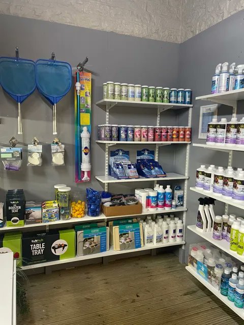 Hot Tub World tweet media