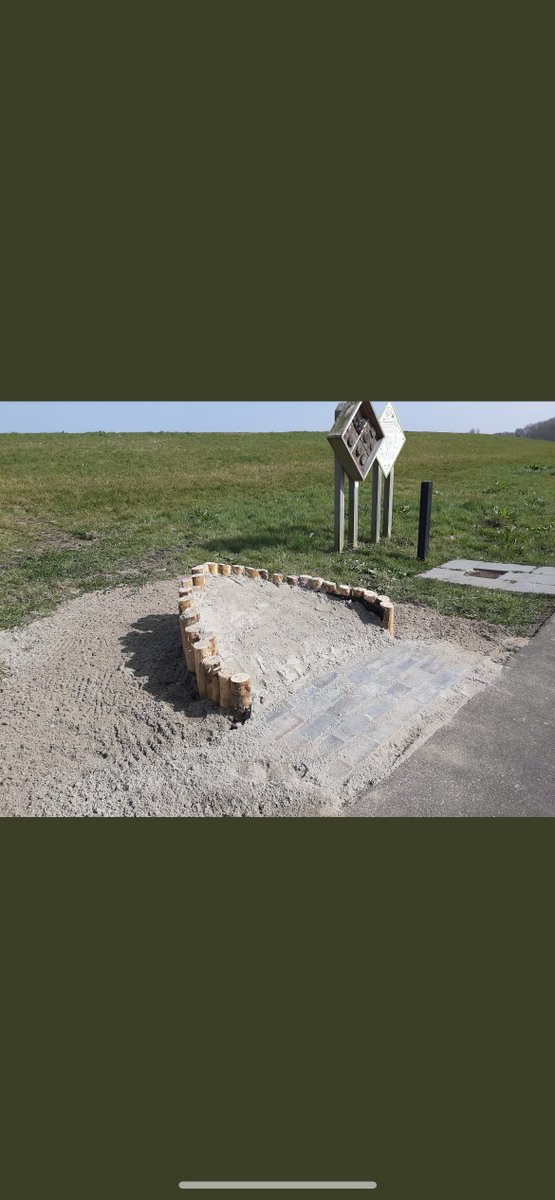 In Zoetermeer zien we veel bijenhotels staan. Deze zijn voor metselbijen. Hoekgroen heeft onlangs een bijenhotel voor graafbijen 'gemetseld'. Deze staat in het bijenlint aan het meerpad. <a href="/zoetermeer/">zoetermeer</a> @zoetermeerbeheer @bijenhotel