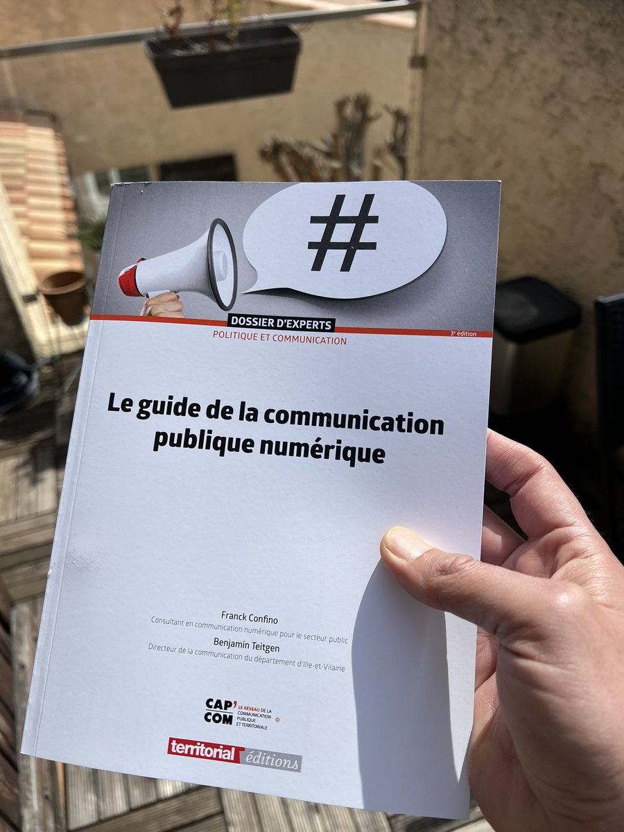 franckconfino's tweet photo. 📖 J’avoue que ça fait qq chose, après 9 mois de travail acharné, de soirs et WE sacrifiés, de tenir ce « Guide de la #compublique numérique » écrit avec l’ami @bteitgen pour la premier fois en mains 🙌 https://t.co/XHWUBeeVr8