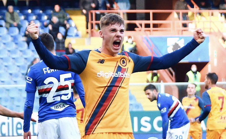 RobMaida's tweet photo. Zalewski non è un calciatore affezionato alla Roma.

È un tifoso della Roma diventato calciatore.

Da anni non vedevo in campo un rappresentante della Curva Sud così emotivamente coinvolto eppure così lucido nelle giocate. 

Classe 2002: masterclass di Mourinho. 🧙 https://t.co/e8fMlsmVGg