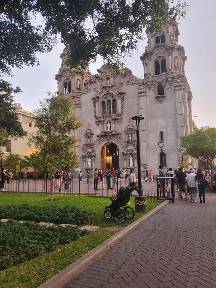 DannyTrigosok29's tweet photo. Families are like branches on a tree. We grow in different directions yet our roots remain as one. Lima, my beautiful country. https://t.co/HGkOcsGqfB