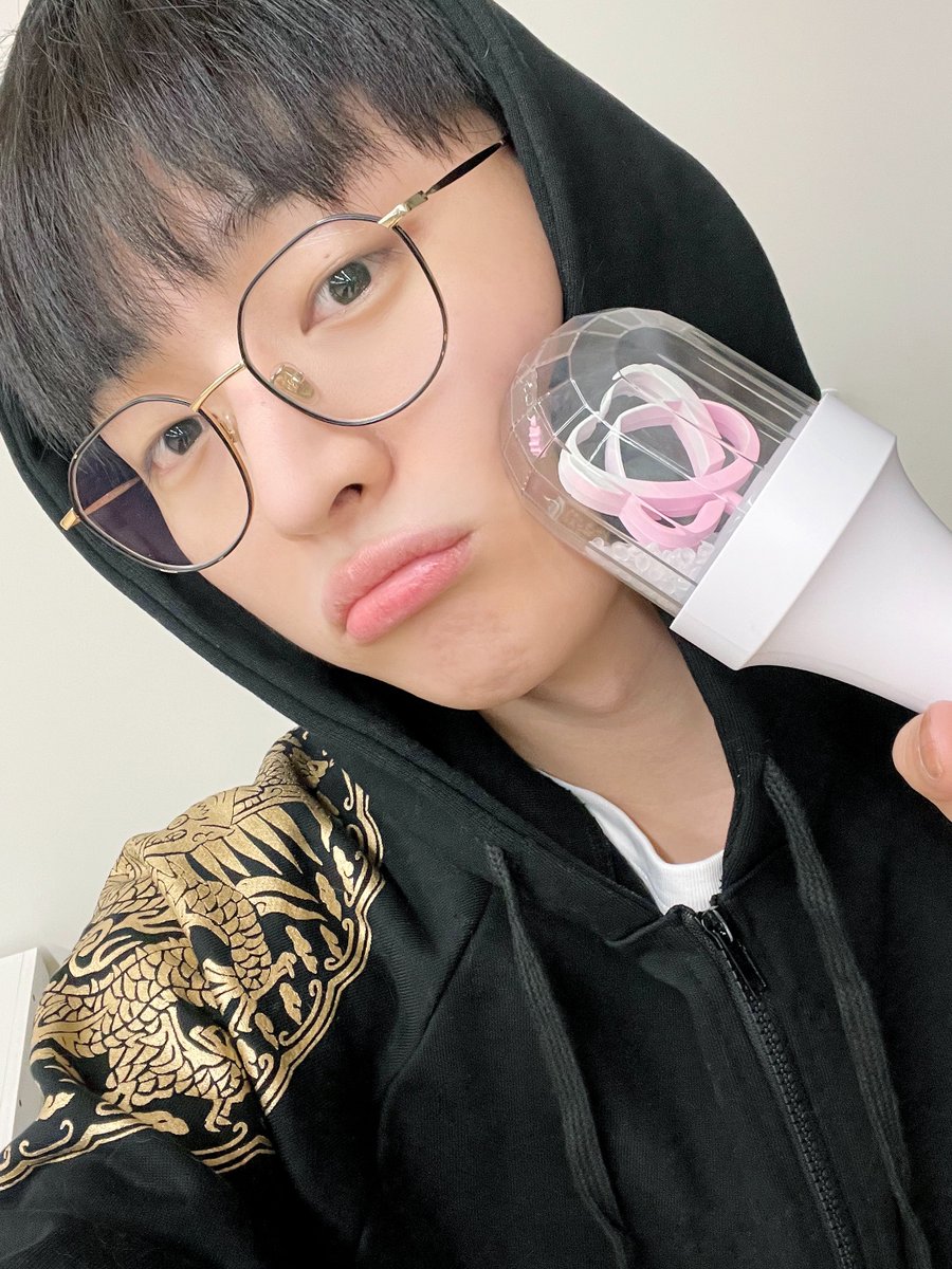 roongpport's tweet photo. 역시 용안이라 곤룡포 찰떡🤍
#윤지성 #윤지성의_룽포트 #인증요정_윤지성 https://t.co/UYW0SJdCoW