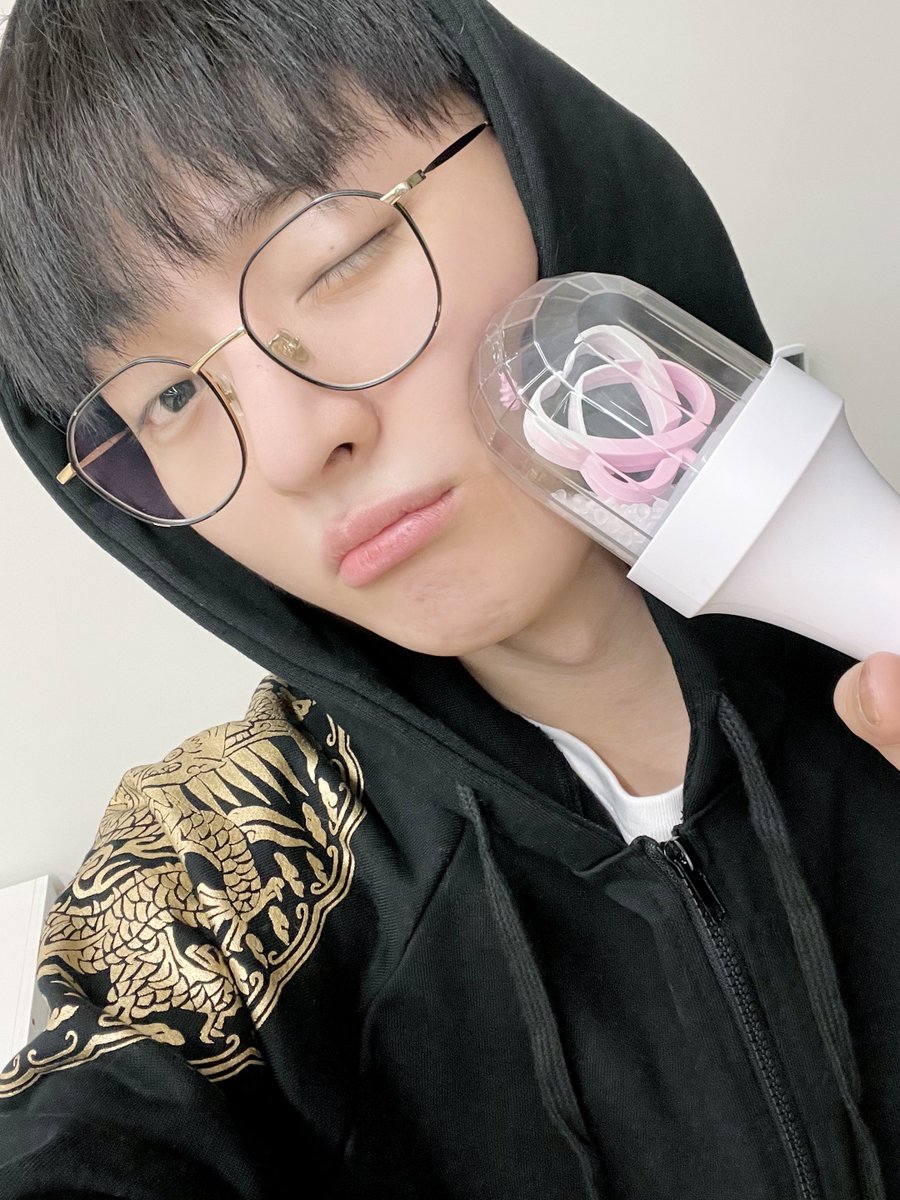 roongpport's tweet photo. 역시 용안이라 곤룡포 찰떡🤍
#윤지성 #윤지성의_룽포트 #인증요정_윤지성 https://t.co/UYW0SJdCoW