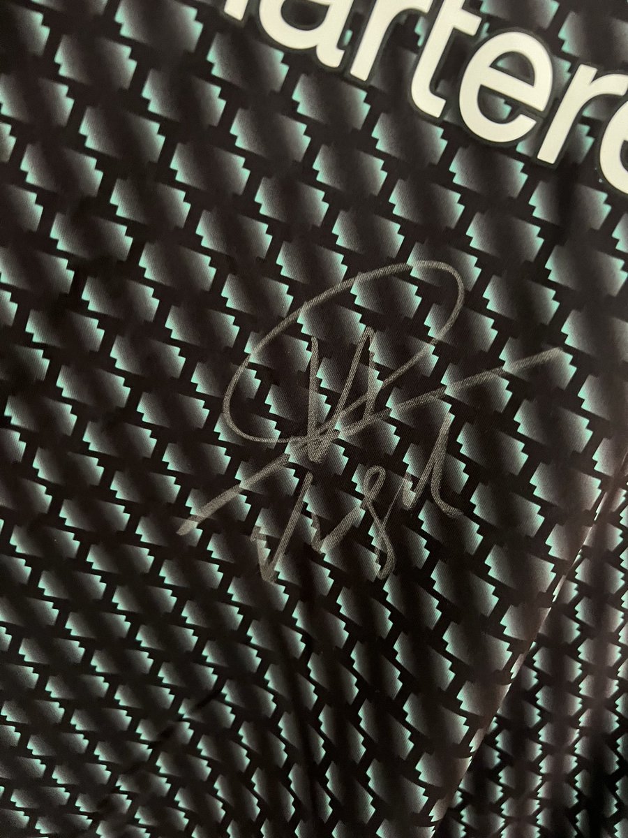On my way to Lisbon and in a good mood so going to do a giveaway ⚽️👀

For your chance to win a shirt signed by <a href="/VirgilvDijk/">Virgil van Dijk</a> (rare full signature) all you have to do is 

⚽️ follow us 
⚽️ RT this 
⚽️ tag a friend 

Winner announced Friday at 6pm

Good luck and up the reds