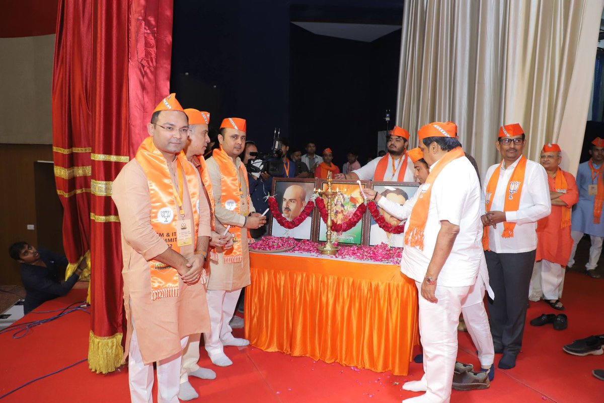 shahritesh07's tweet photo. "સોશિયલ મીડિયા અને IT સમિટ-2022"
@BJP4Gujarat નાં
પ્રદેશ અધ્યક્ષ શ્રી @CRPaatil જીની અધ્યક્ષતામાં પંડિત દીનદયાળ ઉપાધ્યાય ઓડિટોરિયમ #karnvati ખાતે સોશિયલ મીડિયા,ITવિભાગના મોરચાના સોશિયલ મીડિયાના મિત્રોની હાજરીમાં બેઠક યોજાવામાં આવી.
#Digital_Warriors_Summit https://t.co/AdljbUHWin