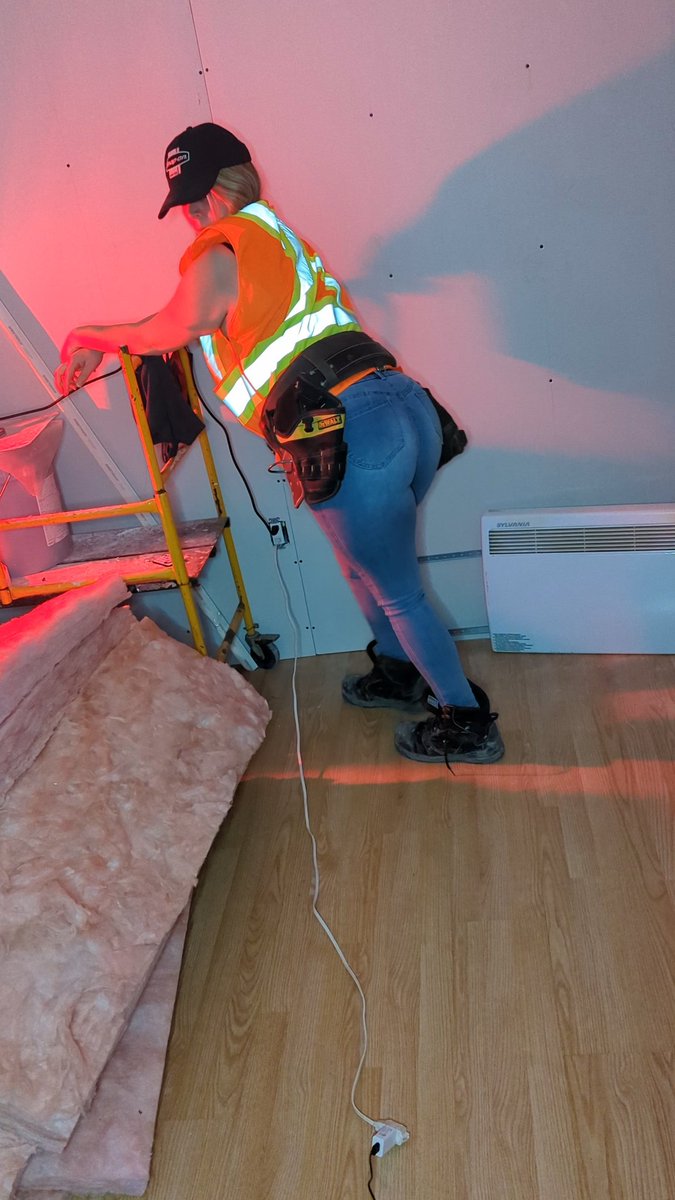 Lexxis350's tweet photo. Should I tell my coworker I used his scaffold as a porn prop or no? 🤔😅😋 #bluecollargirl #constructiongirl https://t.co/ajubl7oJr4