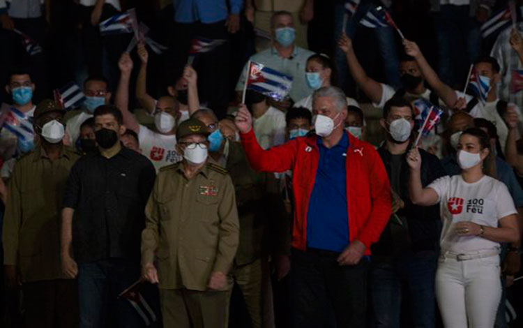 Con una llamada de felicitación del General de Ejército Raúl Castro Ruz terminó el día de ayer. Solicitó transmitir su reconocimiento a todos los niños y jóvenes por el aniversario 60 de la <a href="/UJCdeCuba/">UJC de Cuba</a> y 61 de la <a href="/OPJMCuba/">OPJM Cuba</a>. #CubaVive #VamosConTodo <a href="/DiazCanelB/">Miguel Díaz-Canel Bermúdez</a> <a href="/DrRobertoMOjeda/">Dr. Roberto Morales Ojeda</a>