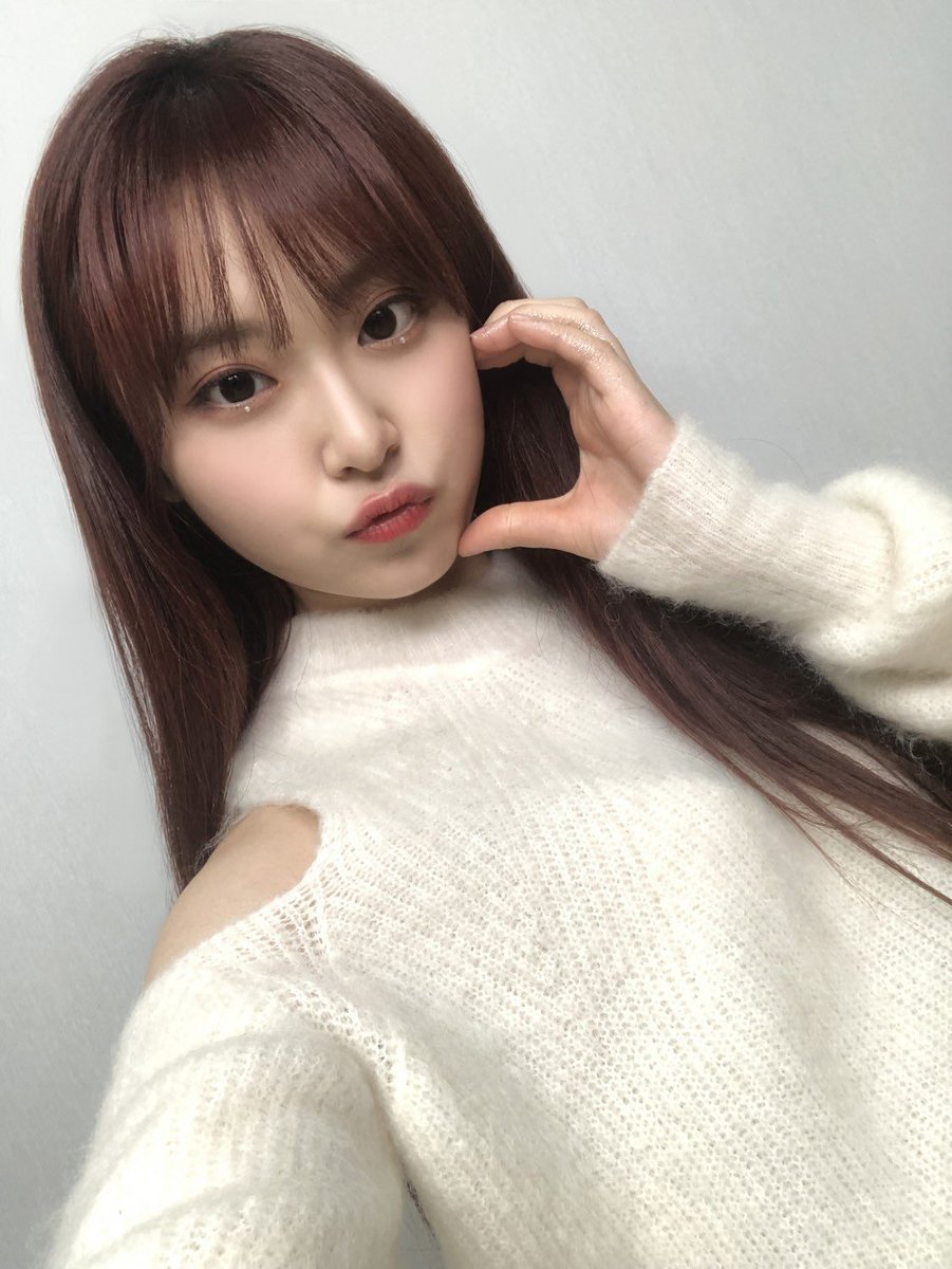 RIRIFOLDER's tweet photo. she looks so pretty!

ILY:1 LOVE IN BLOOM
#ILY_DEBUT #아일리원_데뷔 #리리카 #아일리원 https://t.co/vkSKNN0URA