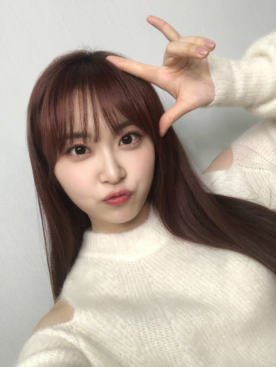 RIRIFOLDER's tweet photo. she looks so pretty!

ILY:1 LOVE IN BLOOM
#ILY_DEBUT #아일리원_데뷔 #리리카 #아일리원 https://t.co/vkSKNN0URA