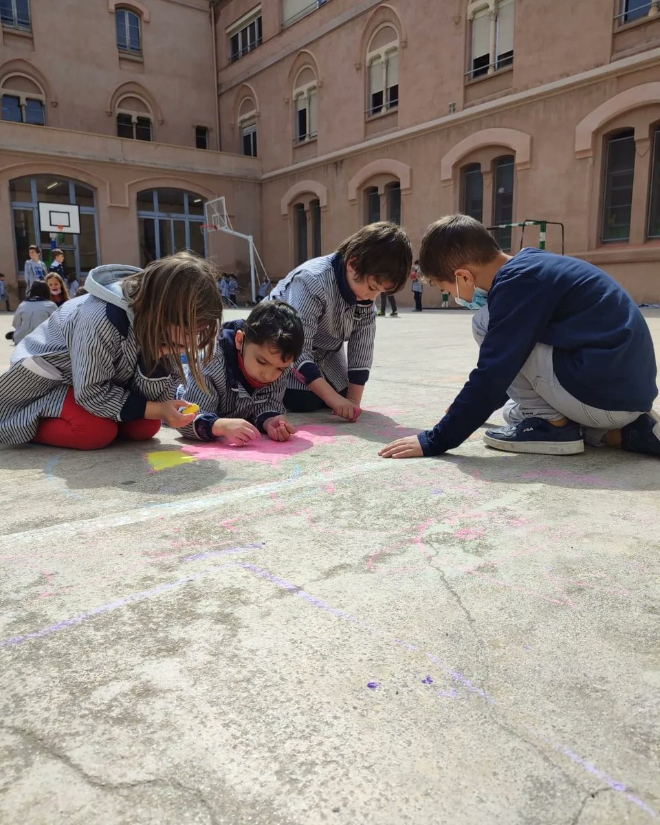 epiasabadell's tweet photo. POTENCIEM L'ART I LA IMAGINACIÓ!
Avui amb guixos de colors hem dibuixat autèntiques obres d'art al pati. Sempre és un bon moment per fomentar la creativitat.
#TEMPSMIGDIAPIASABADELL https://t.co/Ie2sgxRvaT