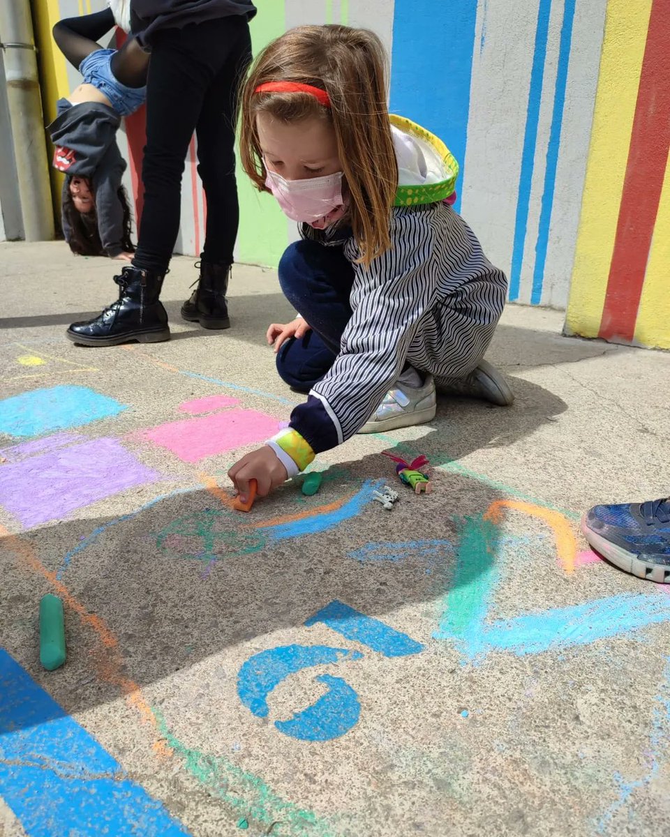 epiasabadell's tweet photo. POTENCIEM L'ART I LA IMAGINACIÓ!
Avui amb guixos de colors hem dibuixat autèntiques obres d'art al pati. Sempre és un bon moment per fomentar la creativitat.
#TEMPSMIGDIAPIASABADELL https://t.co/Ie2sgxRvaT