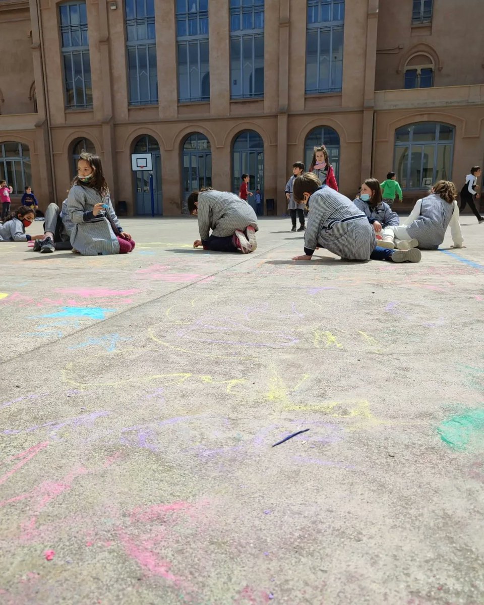 epiasabadell's tweet photo. POTENCIEM L'ART I LA IMAGINACIÓ!
Avui amb guixos de colors hem dibuixat autèntiques obres d'art al pati. Sempre és un bon moment per fomentar la creativitat.
#TEMPSMIGDIAPIASABADELL https://t.co/Ie2sgxRvaT