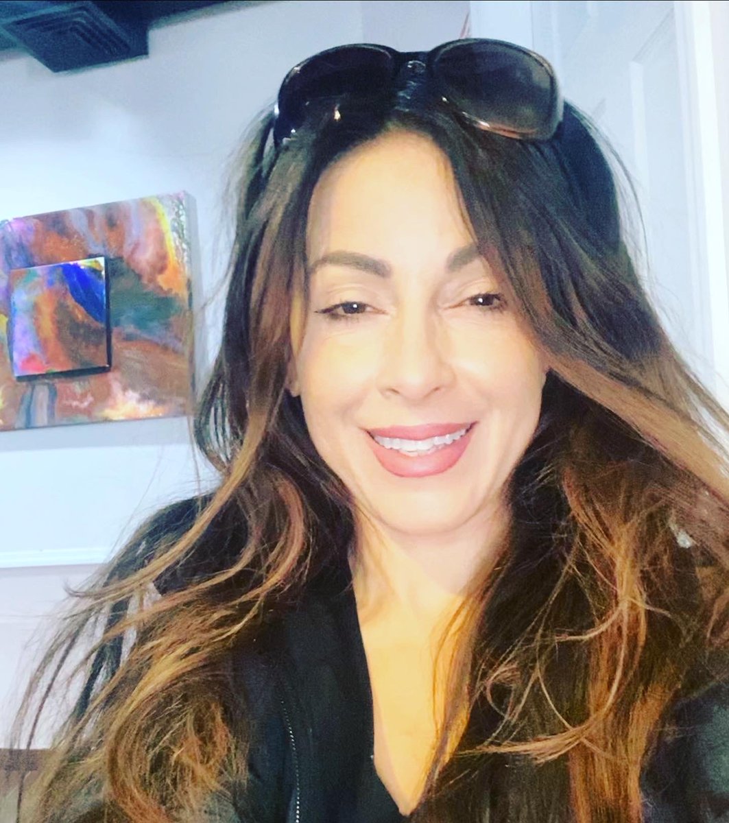 DelilahCotto's tweet photo. Was feeling a bronze pensive glow and lavender glitter. ✨ Never neglect your own self care! Loving the color! Have a beautiful day! Pray for Ukraine 🙏🏼 #nynails #nyc #ilovemynails #delilahcotto #actress #selfcare #actor #healthcoach #multipotentialite https://t.co/5k76iqOZPw