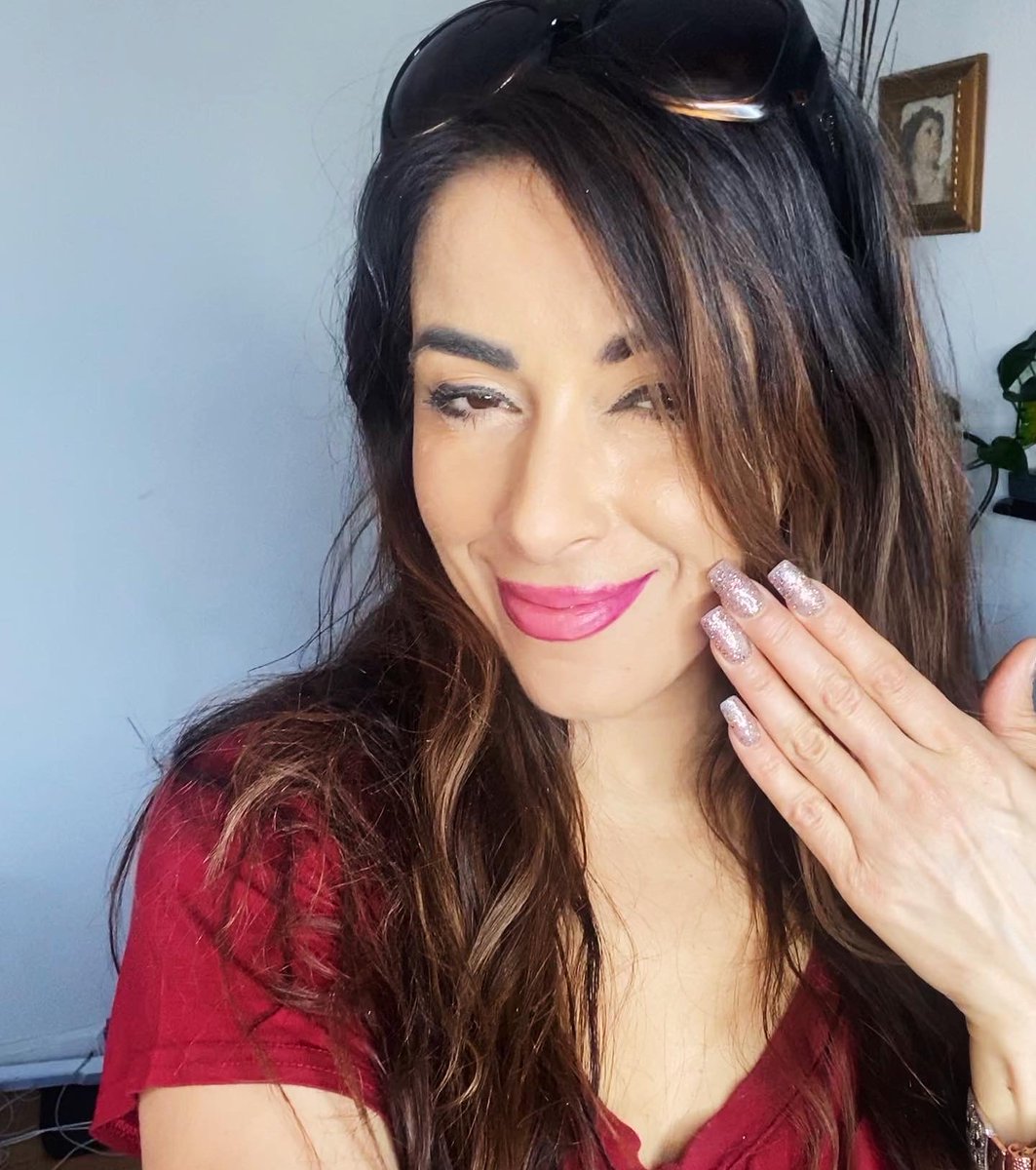 DelilahCotto's tweet photo. Was feeling a bronze pensive glow and lavender glitter. ✨ Never neglect your own self care! Loving the color! Have a beautiful day! Pray for Ukraine 🙏🏼 #nynails #nyc #ilovemynails #delilahcotto #actress #selfcare #actor #healthcoach #multipotentialite https://t.co/5k76iqOZPw