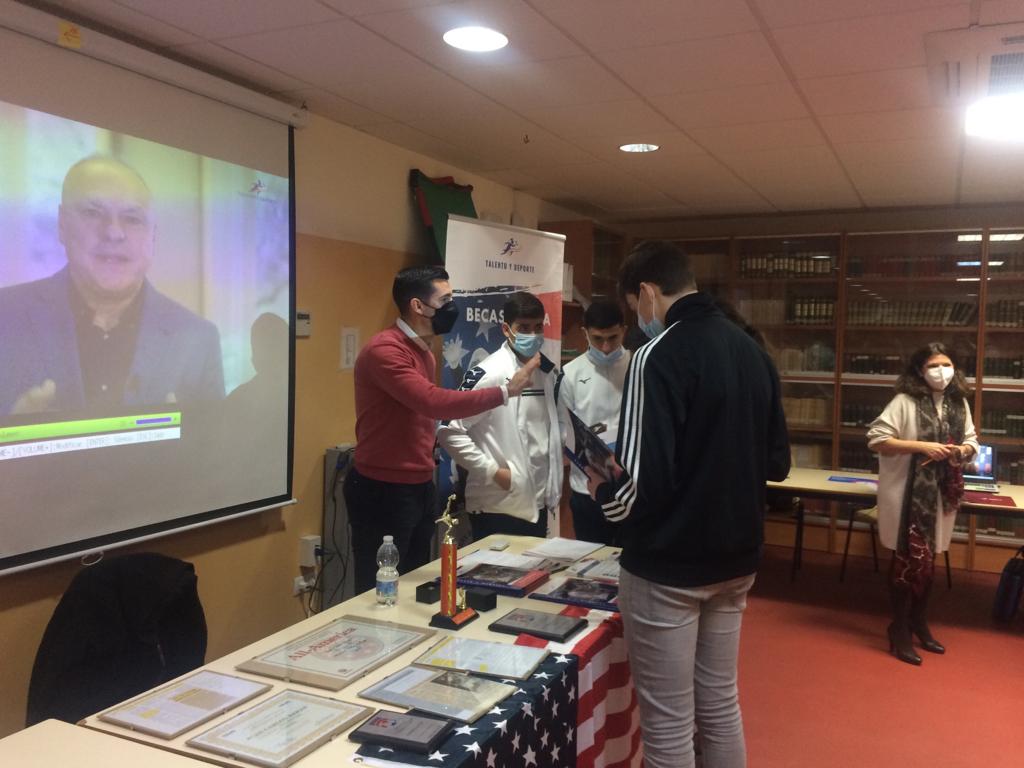 SanJoseSSCC's tweet photo. Hemos podido celebrar y disfrutar la segunda jornada del POP, Programa de Orientación Profesional #UnCorazónComoElTuyo #SSCC https://t.co/HakrBKkSSw
