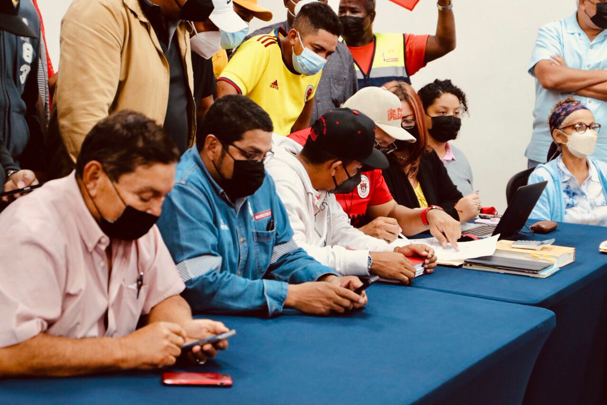 FadPanama's tweet photo. Felicitamos a SUNTRACS por el logro de la nueva convención.
Enfrentaron la mentira y el temor 
Combatieron con la esperanza, la verdad, con las ideas.
UNIDAD, DICIPLINA COMBATIVIDAD
@suntracs1 @conusi1 @PalabraPublica1 https://t.co/ES4KjvUoNl