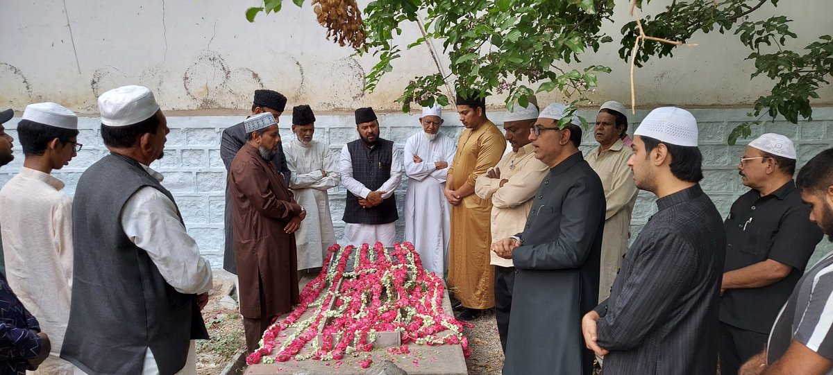 MBTparty's tweet photo. Majeed Ullah Khan @ Farhat Khan (President), Syed Mustafa Mehmood (Gen Sec), @amjedmbt, @SaquibKhanMBT paid floral tributes to former President Mohd Adam Mallik (Adv) on his IXth Death Anniversary, Recital of Quran was held after Namaz-e-Asar at Masjid-e-Hassa,Hafez Baba Nagar https://t.co/lVqrmWlkFw